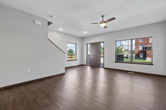 Building Photo - End Unit Townhome Just Blocks Away From Do...