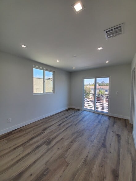 Building Photo - 2337 1/2 Crenshaw Blvd