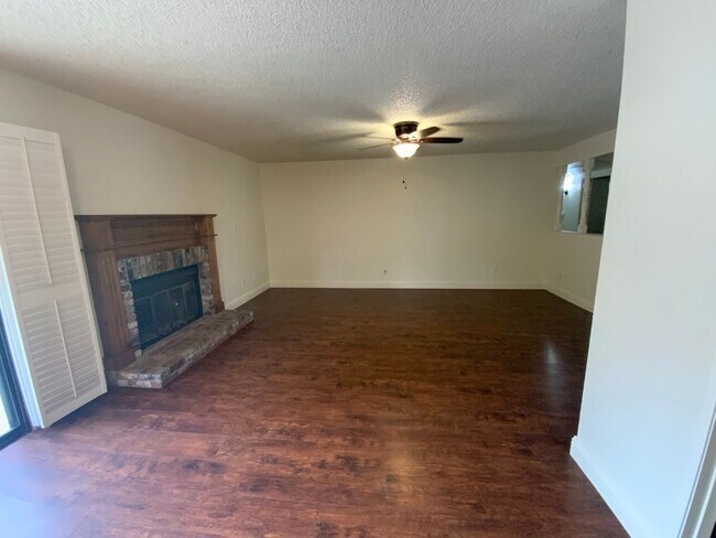 Building Photo - 3 br, 2 bath House - 404 N. Renn Ave