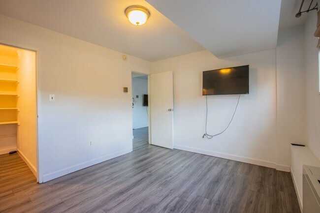 Building Photo - Lovely 1 BR/1 BA Lower Level Condo in Glov...