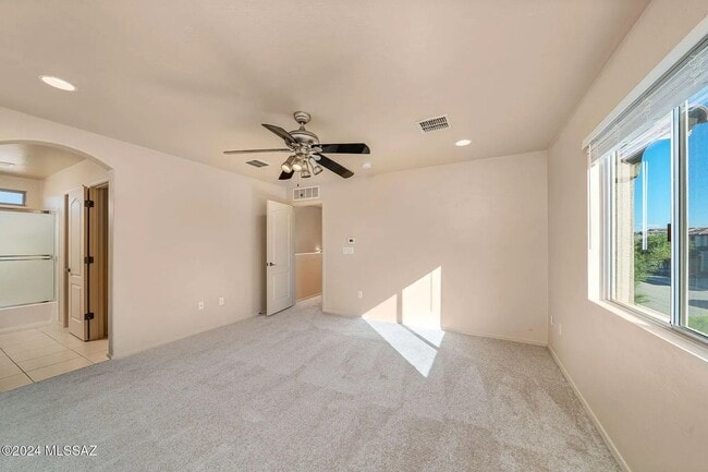 Building Photo - 4 bed/3bath in desirable Paseo Del Rio Community