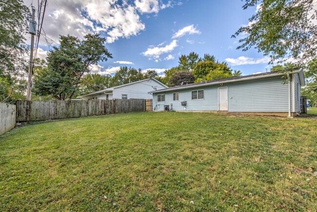 Building Photo - 18 Redwood Dr