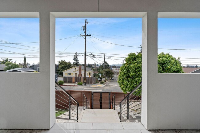 Building Photo - Stunning 4/3 in the Oakland Hills