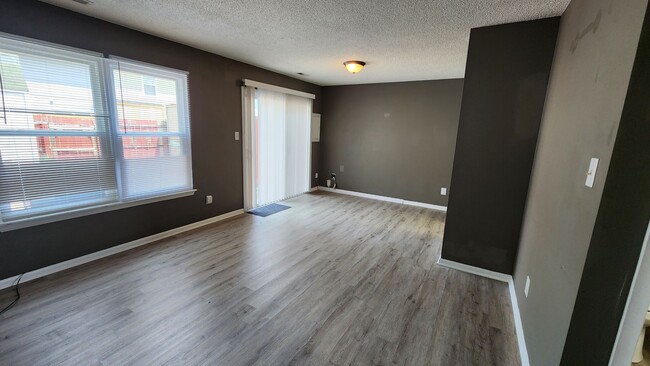 Building Photo - Nice 2-Story Townhome, Centrally located i...