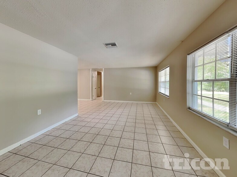 Building Photo - 2932 E 148th Ave