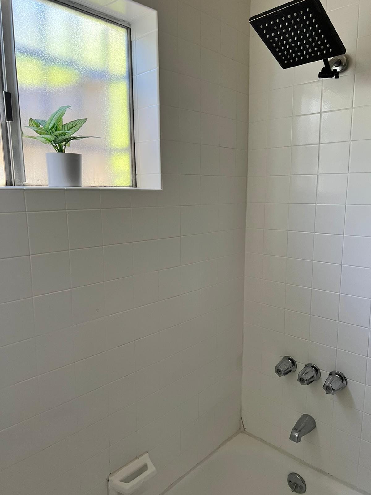 Building Photo - 1448 N Fuller Ave