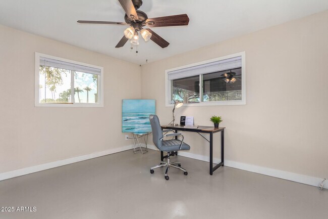 Building Photo - 1422 W Orange Dr