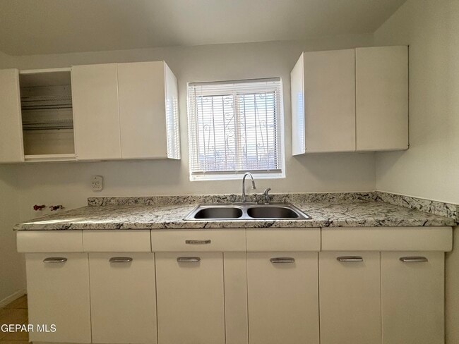 Building Photo - 4724 Sierra Madre Dr