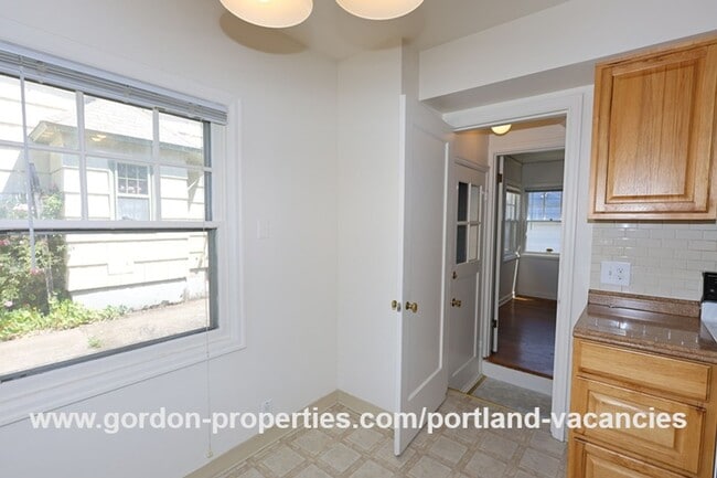Building Photo - SE 57th Ave - 5 bedroom home with fireplac...