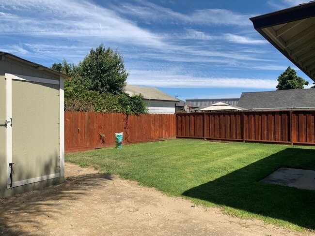 Building Photo - Charming 3 Bedroom Home in Hollister