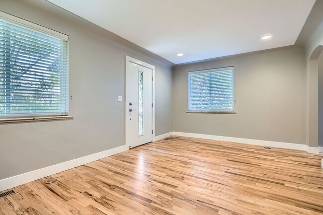 Building Photo - 4 Bed, 2 Bath Duplex in East Colfax – Brig...