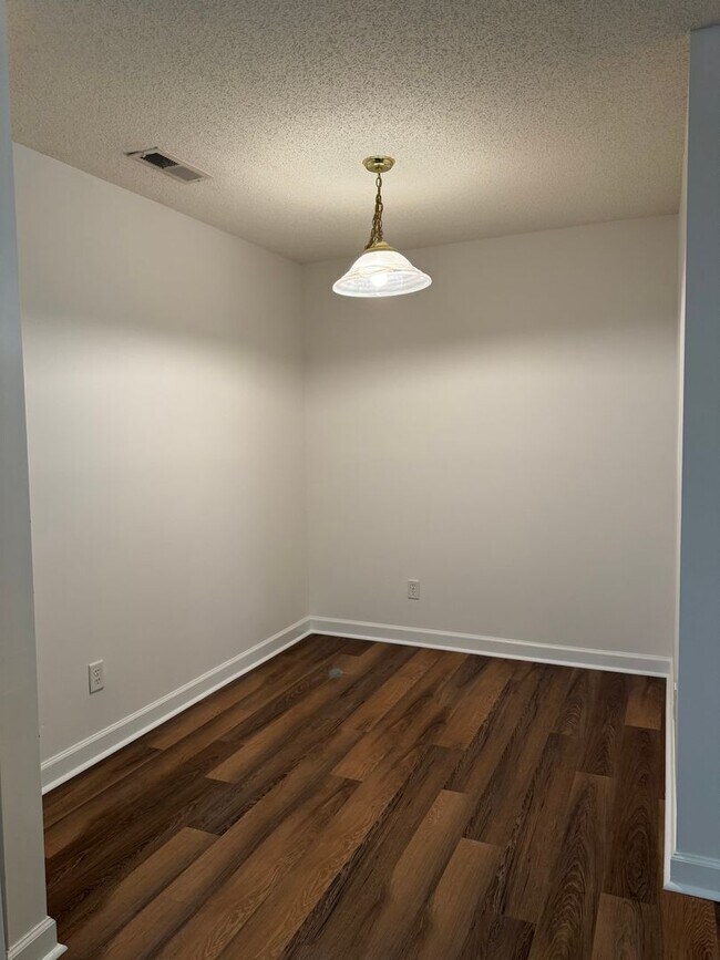 Building Photo - Move In Ready Condo