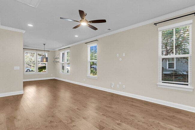 Building Photo - Stunning 3-Bed / 2.5-Bath Home in Park Cir...