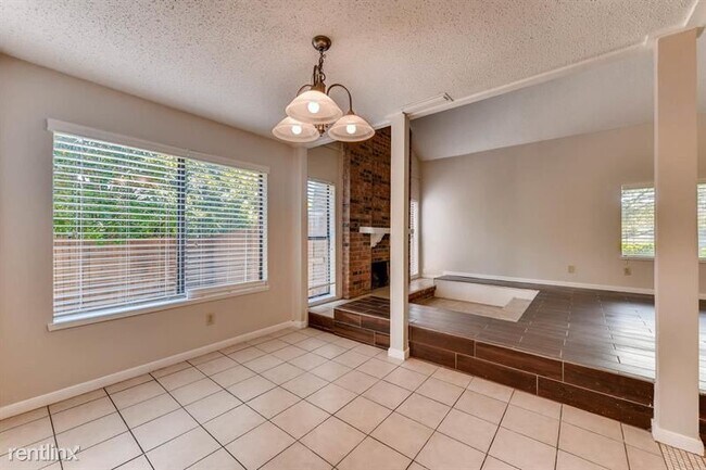 Building Photo - 4 br, 2.5 bath House - 3305 Castle Drive UNIT