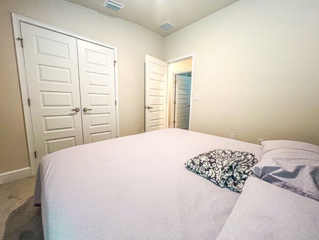 Building Photo - Beautiful 3 Bedroom Home with Pond View & No Rear Neighbors