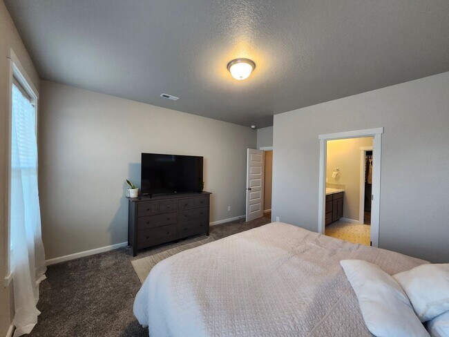 Building Photo - Charming 3-Bedroom, 2-Bath Home with Spaci...