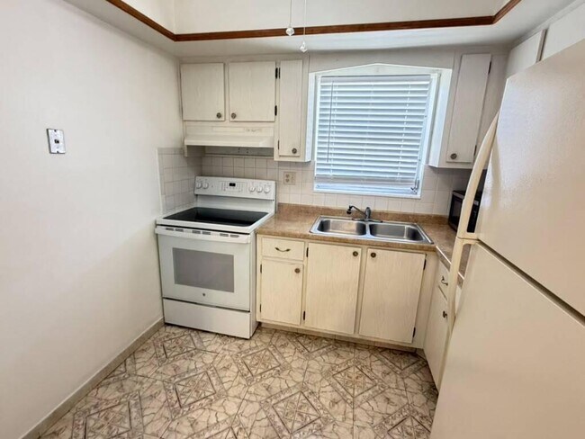 Building Photo - 2727 Dudley Dr W