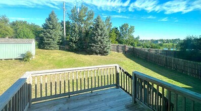 Building Photo - SW Home with great floorplan and private b...