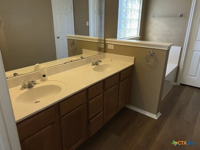 Building Photo - 4402 Golden Gate Dr