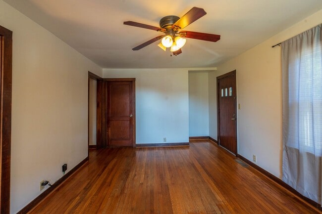 Building Photo - 3 bed and 1 bath farm house in Johnson City