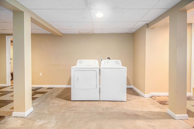 Building Photo - 392 Firwood St