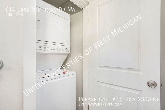 Building Photo - 614 Lake Michigan Dr NW