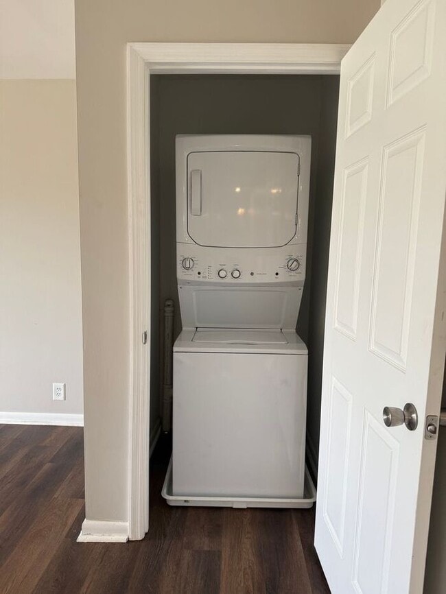 Building Photo - 2 Bedroom Unit was recently renovated. Liv...
