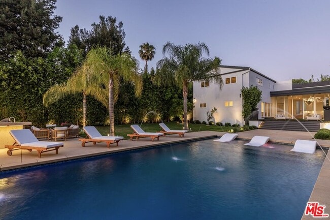 Building Photo - 703 N Maple Dr