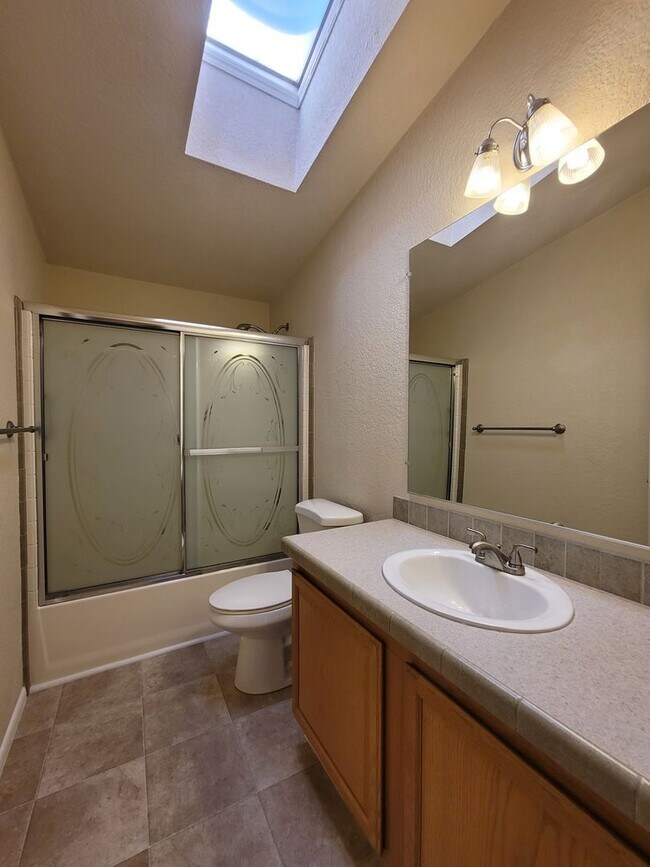 Building Photo - Updated Spacious Home in the Foothills!