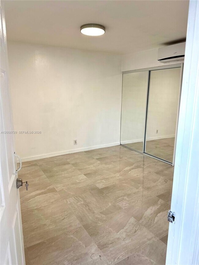 Building Photo - 6201 SW 37 Ct