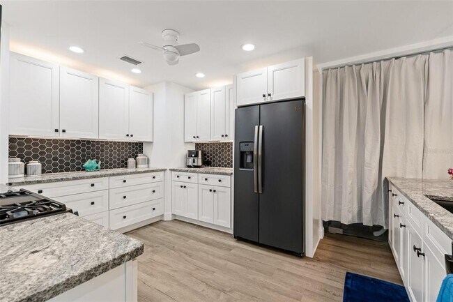 Building Photo - 7215 Westmoreland Dr