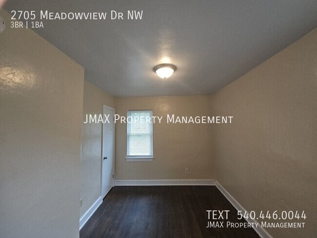 Building Photo - 2705 Meadowview Dr NW