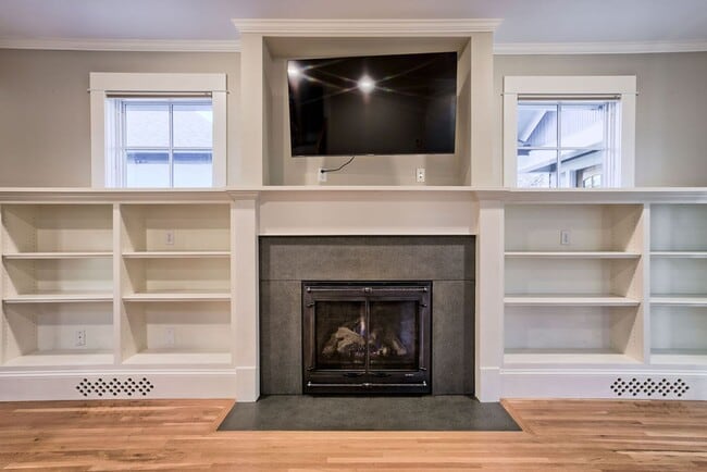 Building Photo - Exceptional 3 Bedroom Home with office & detached flex space
