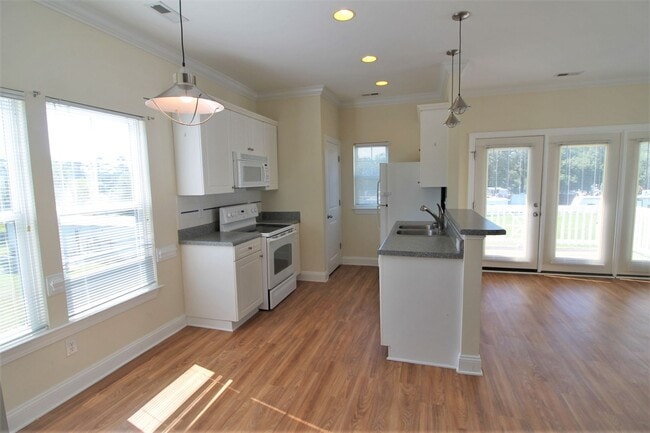 Building Photo - 2BR, 2BA Duplex with Close Water Access fo...