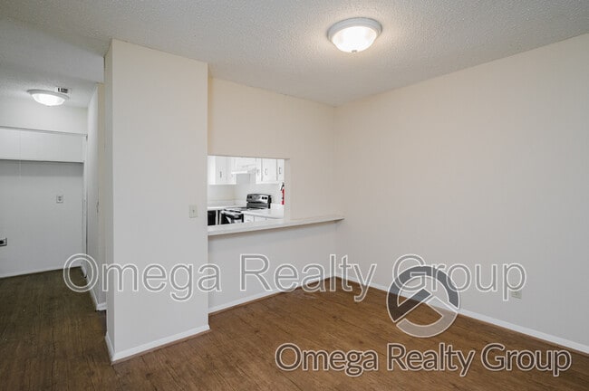 Building Photo - 1600 14th Ave E