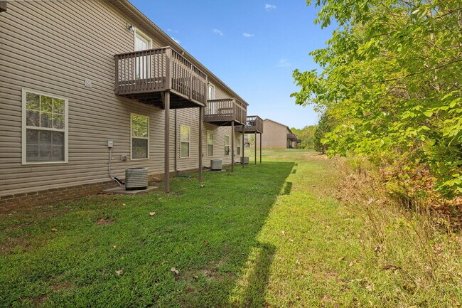 Building Photo - 1723 B THISTLEWOOD DR. Clarksville, TN 37042