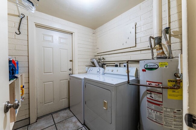 Building Photo - ROOM FOR RENT IN LARGE HOME