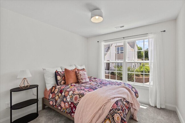 Building Photo - 4 bedroom 3.5 bath with the Bonus room and...