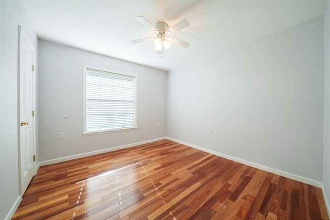 Building Photo - 1403 Broadmoor Dr
