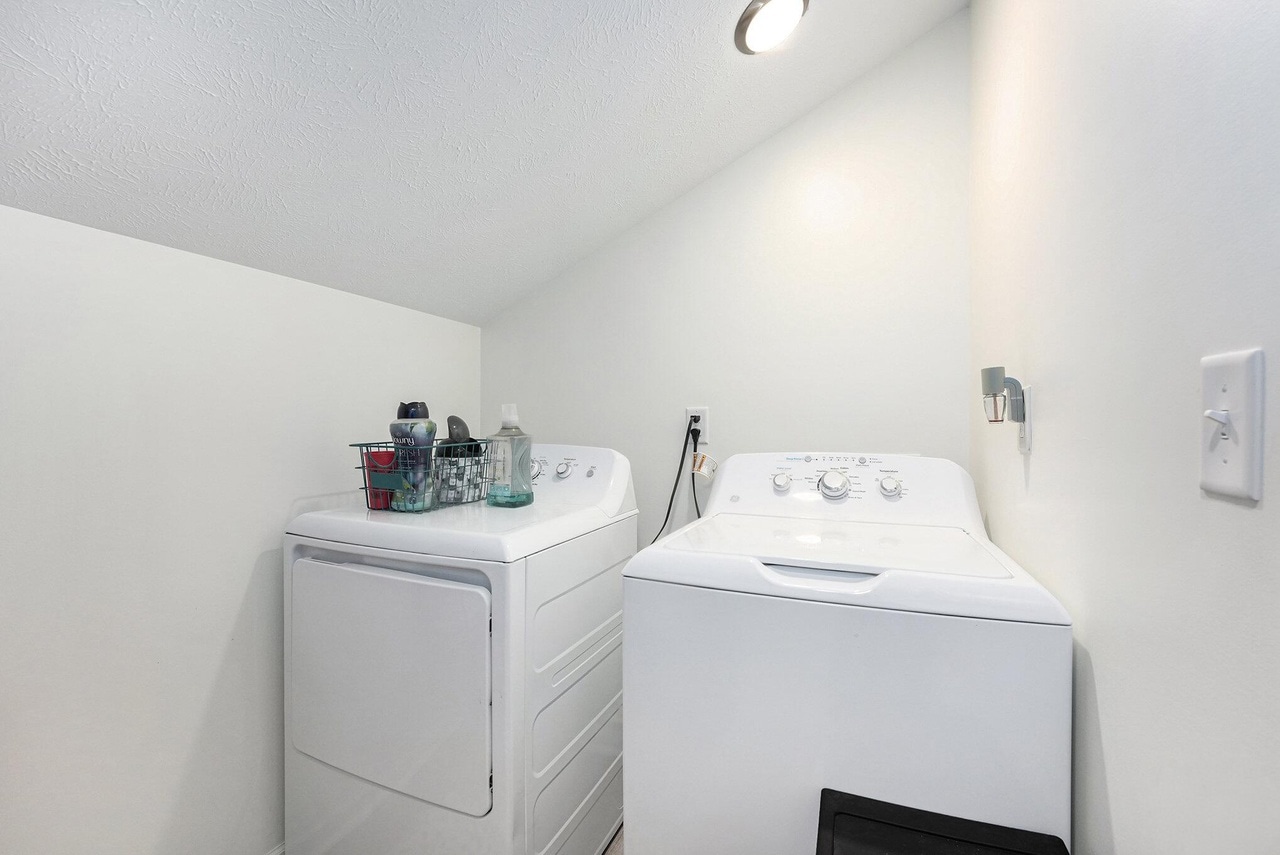 Building Photo - 2115 Oakwood Ave NE