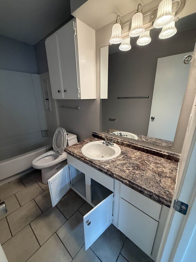 Building Photo - 955_4 Little C-Homes 5, LLC