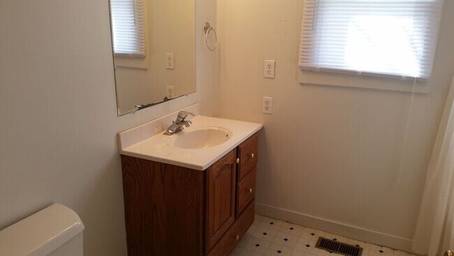 Building Photo - 2 Bedroom Home in Rockville