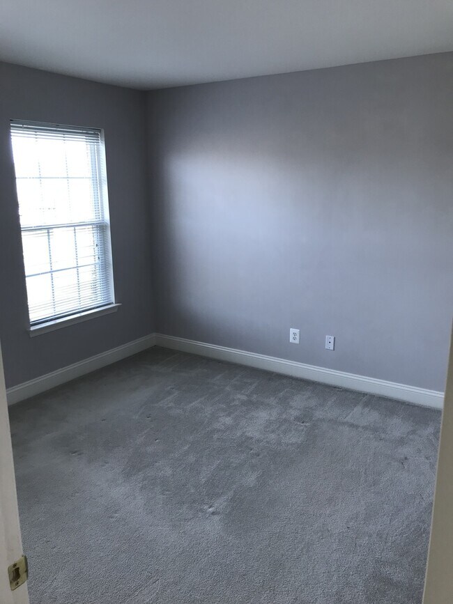 Building Photo - *Coming Soon!*  Large end unit town home i...