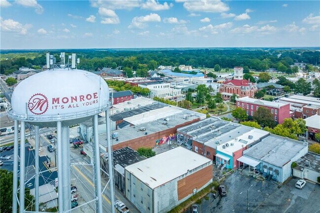 Building Photo - 244 Stonecreek Bnd