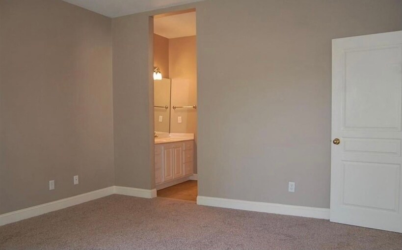 Building Photo - 8 Lagaree Ct