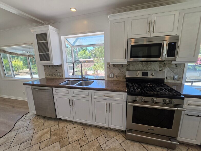 Building Photo - 9805 La Tuna Canyon Rd