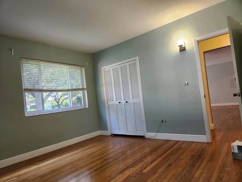 Building Photo - 531 Oriole Ave