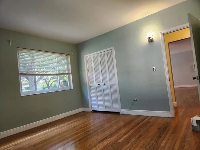 Building Photo - 531 Oriole Ave