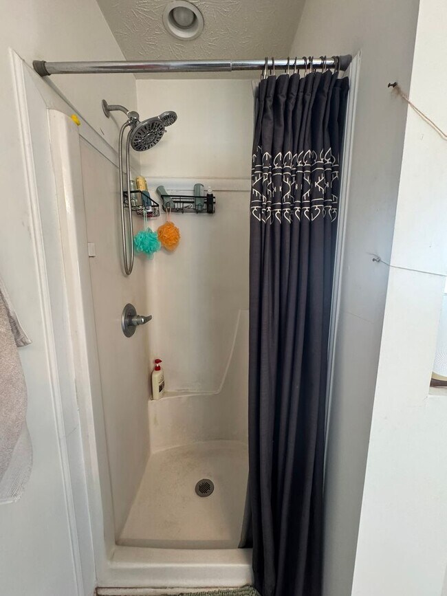 Building Photo - Beautiful East Side Home