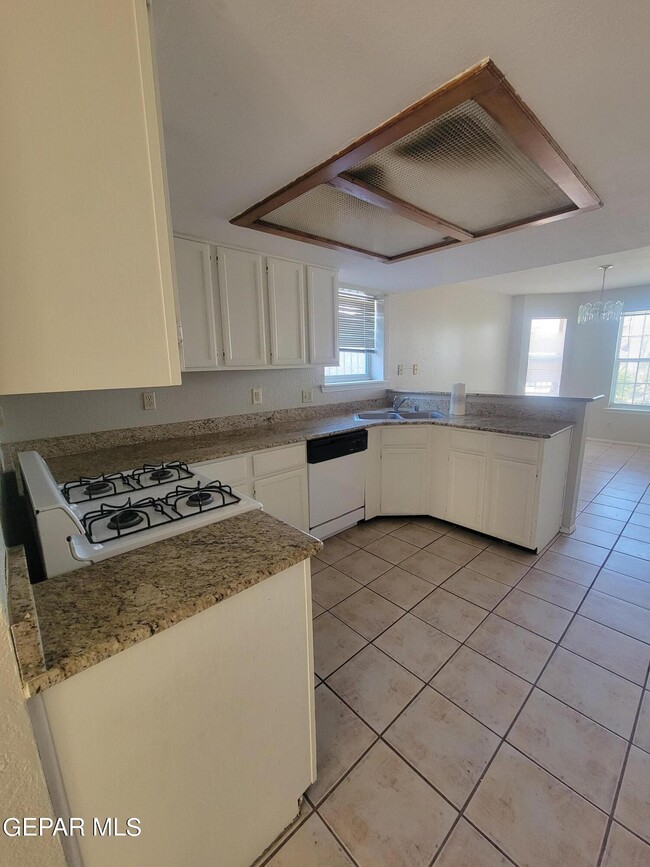 Building Photo - 3200 Mountain Ridge Dr